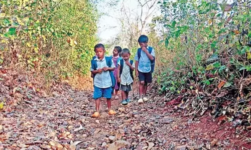 Odisha : राज्य के बांडुगाम ब्लॉक में एक पहाड़ी पर बसा गांव Odisha : राज्य के बांडुगाम ब्लॉक में एक पहाड़ी पर बसा गांव