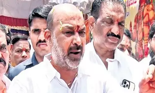 केंद्रीय मंत्री बंडी ने माओवादियों के प्रति तेलंगाना के सीएम रेवंत और केसीआर के नरम रुख की आलोचना की केंद्रीय मंत्री बंडी ने माओवादियों के प्रति तेलंगाना के सीएम रेवंत और केसीआर के नरम रुख की आलोचना की