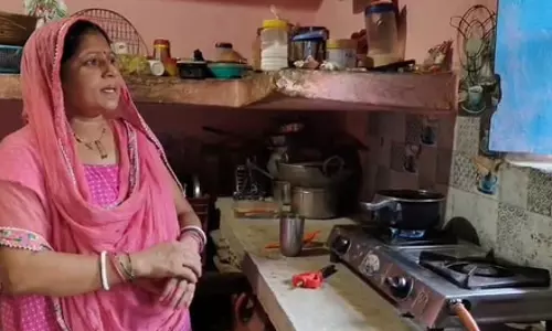 प्रधानमंत्री उज्ज्वला योजना ने रेखा देवी का बदला जीवन, परिवार ने जताया पीएम मोदी का आभार प्रधानमंत्री उज्ज्वला योजना ने रेखा देवी का बदला जीवन, परिवार ने जताया पीएम मोदी का आभार