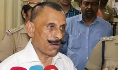 SC ने पोन मनिकवेल को अपना पासपोर्ट जमा करने का आदेश दिया