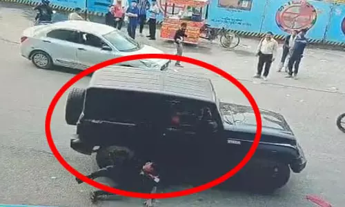 हॉर्न बजाने से मना किया तो चालक ने सिक्योरिटी गार्ड पर चढ़ा दी गाड़ी, 6 घंटे के भीतर पकड़ा गया आरोपी