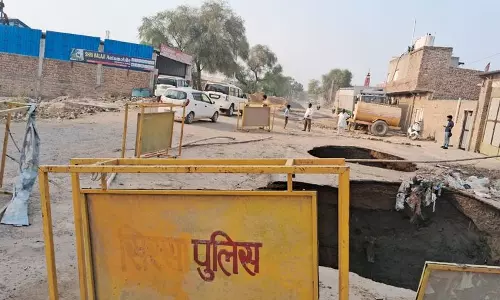Sirsa के रानिया रोड पर बड़े-बड़े गड्ढे यातायात की समस्या का कारण Sirsa के रानिया रोड पर बड़े-बड़े गड्ढे यातायात की समस्या का कारण