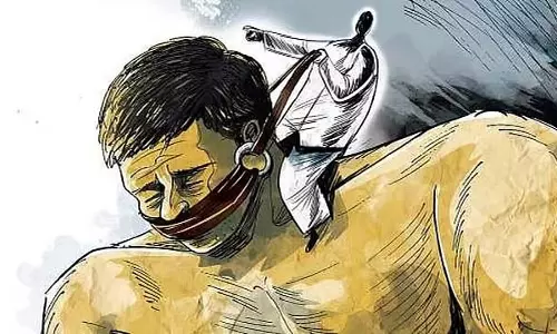 बीमारी: मवेशी नहीं चराने पर मालिक ने बुजुर्ग किसान की पीट-पीटकर हत्या कर दी बीमारी: मवेशी नहीं चराने पर मालिक ने बुजुर्ग किसान की पीट-पीटकर हत्या कर दी