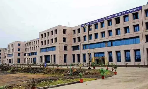 Bhopal : आदिवासी स्कूलों में स्वास्थ्य संबंधी समस्याओं से निपटने के लिए एम्स को अनुदान मिला