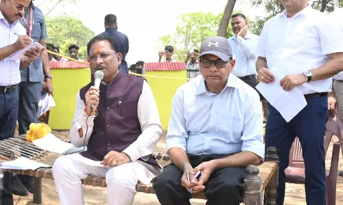 खाट पर बैठकर ग्रामीणों से बातचीत कर रहे हैं मुख्यमंत्री साय खाट पर बैठकर ग्रामीणों से बातचीत कर रहे हैं मुख्यमंत्री साय
