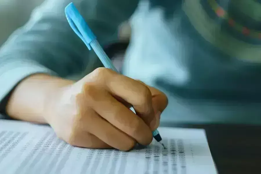केरल में NEET UG 2025 के दौरान गड़बड़ी  पथानामथिट्टा में छात्र हिरासत में लिया
