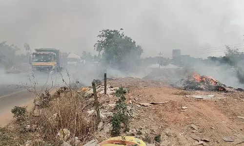 Hoskote : राजमार्गों पर कूड़े का ढेर, परेशानी का सबब Hoskote : राजमार्गों पर कूड़े का ढेर, परेशानी का सबब