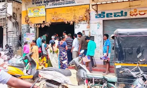 Gauribidanur : राशन मिलना एक कष्टकारी काम Gauribidanur : राशन मिलना एक कष्टकारी काम