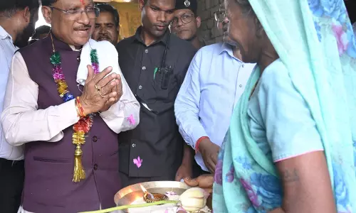 योजनाओं को लेकर जमीनी हकीकत की जानकारी ले रहे CM साय योजनाओं को लेकर जमीनी हकीकत की जानकारी ले रहे CM साय