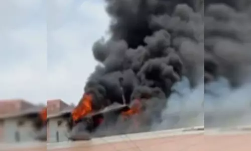महाकालेश्वर मंदिर परिसर में आग से मचा हड़कंप, उज्जैन का वीडियो सामने आया महाकालेश्वर मंदिर परिसर में आग से मचा हड़कंप, उज्जैन का वीडियो सामने आया