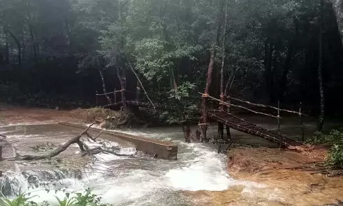 Karwar : फुटपाथ पर दुख की यात्रा