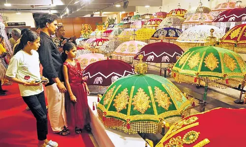 Thrissur में सजावट की वस्तुओं की प्रदर्शनी देखने के लिए पर्यटकों की भीड़ उमड़ पड़ी Thrissur में सजावट की वस्तुओं की प्रदर्शनी देखने के लिए पर्यटकों की भीड़ उमड़ पड़ी