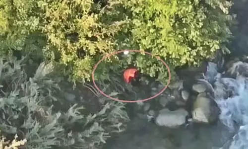 Kulgam में एक व्यक्ति नदी में कूदा