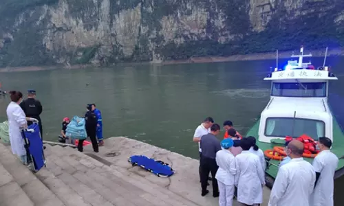 China में 80 से अधिक लोगों को ले जा रही पर्यटक नौकाओं के पलटने से नौ लोगों की मौत