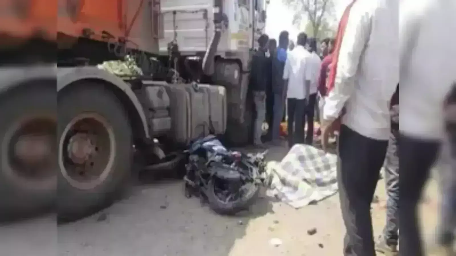 Damoh में चाय की दुकान पर चढ़ा ट्रक, दो मजदूरों की दर्दनाक मौत Damoh में चाय की दुकान पर चढ़ा ट्रक, दो मजदूरों की दर्दनाक मौत