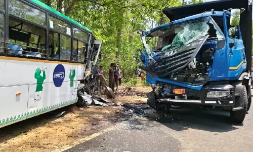मयूरभंज में यात्री बस और हाइवा ट्रक की टक्कर में 8 की हालत गंभीर