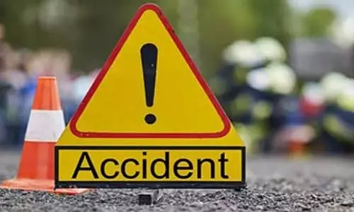 MP : भिंड जिले में मोटरसाइकिल को टक्कर मारने के बाद कार पलटने से चार की मौत, छह घायल