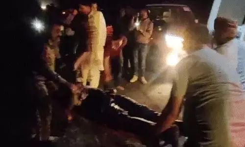 भिंड में बाइक से टकराने के बाद कार पलटने से 4 की मौत, 5 घायल