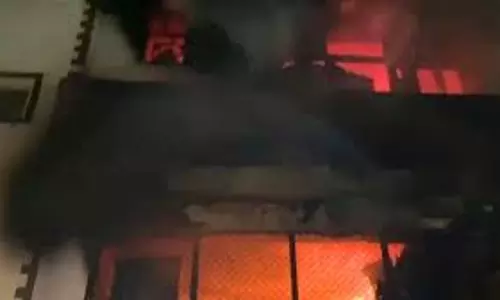 Kanpur: पांच मंजिला इमारत में आग, पति-पत्नी और तीन बच्चों की दर्दनाक मौत Kanpur: पांच मंजिला इमारत में आग, पति-पत्नी और तीन बच्चों की दर्दनाक मौत