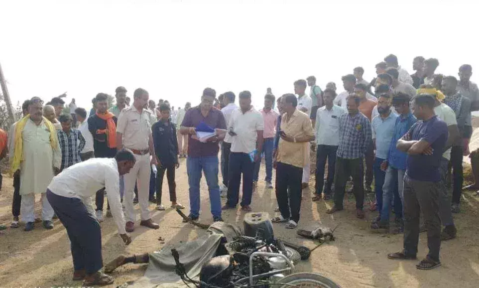 Palamu: पिता-पुत्र की दर्दनाक मौत, 11 हजार वोल्ट तार की चपेट में आने से जले Palamu: पिता-पुत्र की दर्दनाक मौत, 11 हजार वोल्ट तार की चपेट में आने से जले