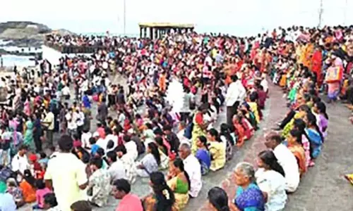 नाव सेवा बाधित, पर्यटक फंसे; दुकानों में बासी खाना