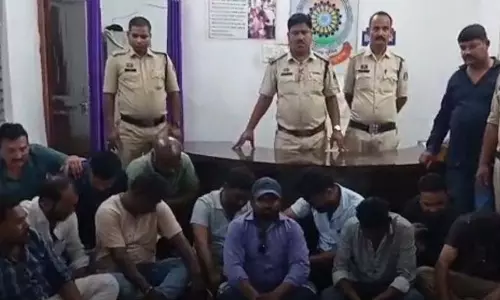 फार्महाउस में दुर्ग पुलिस की रेड, लाखों रुपए कैश के साथ 15 जुआरी गिरफ्तार फार्महाउस में दुर्ग पुलिस की रेड, लाखों रुपए कैश के साथ 15 जुआरी गिरफ्तार