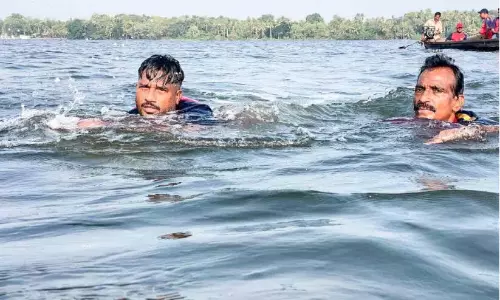 रथीश अपनी शारीरिक सीमाओं को भूलकर वेम्बनाड झील को तैरकर पार करता रथीश अपनी शारीरिक सीमाओं को भूलकर वेम्बनाड झील को तैरकर पार करता