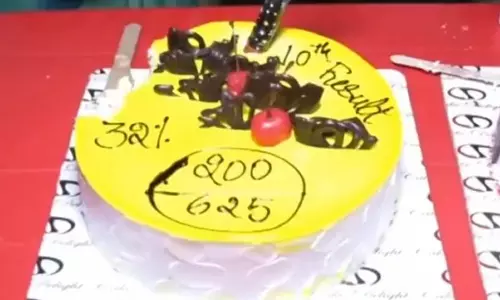 10वीं बोर्ड परीक्षा में बेटा हुआ फेल, परिवार में जरा भी दुख नहीं, केक काटकर मनाया जश्न