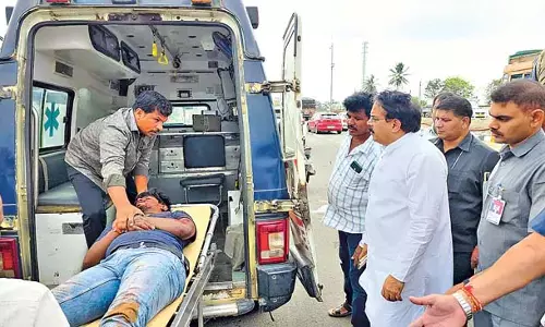 Andhra : मंत्री मनोहर ने दिखाई मानवता Andhra : मंत्री मनोहर ने दिखाई मानवता