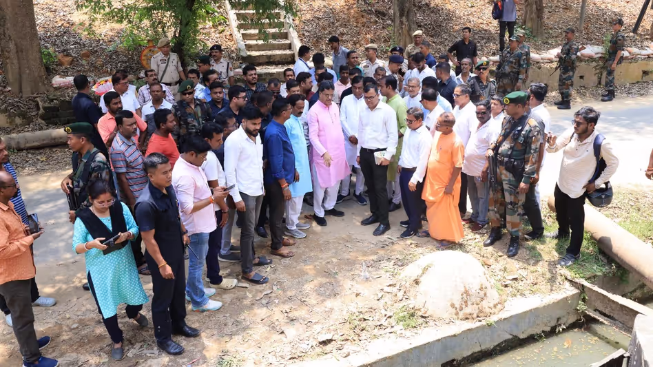 Tripura के मुख्यमंत्री माणिक साहा ने एएमसी वार्डों में विकास कार्यों की समीक्षा की Tripura के मुख्यमंत्री माणिक साहा ने एएमसी वार्डों में विकास कार्यों की समीक्षा की
