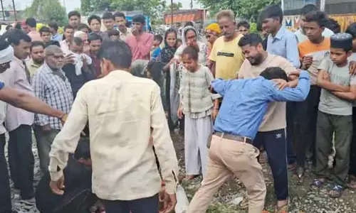 मोबाइल बना काल! बाल कटवाकर लौट रहे दो लड़के रेलवे ट्रैक पार कर रहे थे, तभी... मोबाइल बना काल! बाल कटवाकर लौट रहे दो लड़के रेलवे ट्रैक पार कर रहे थे, तभी...