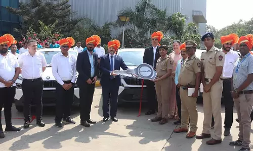 गेस्टैम्प ने पुणे पुलिस एवं स्वास्थ्य विभाग को 5 लग्जरी स्कोडा SUV दान की गेस्टैम्प ने पुणे पुलिस एवं स्वास्थ्य विभाग को 5 लग्जरी स्कोडा SUV दान की