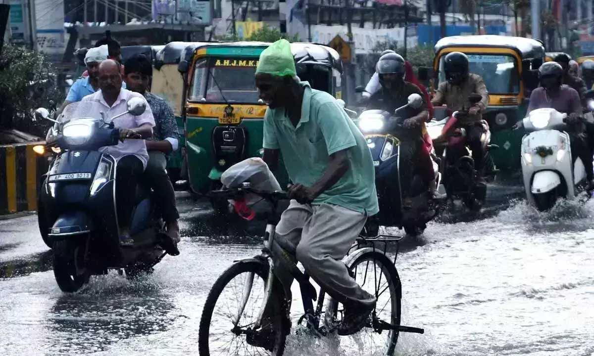 Andhra: आंध्र प्रदेश में भारी बारिश से सामान्य जनजीवन प्रभावित