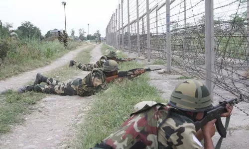 पाकिस्तान ने J-K में नियंत्रण रेखा पर 8 स्थानों पर बिना उकसावे के गोलीबारी की पाकिस्तान ने J-K में नियंत्रण रेखा पर 8 स्थानों पर बिना उकसावे के गोलीबारी की