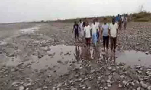 Akhnoor में चिनाब नदी का जलस्तर घटा, स्थानीय लोगों ने पीएम मोदी के फैसले का किया समर्थन