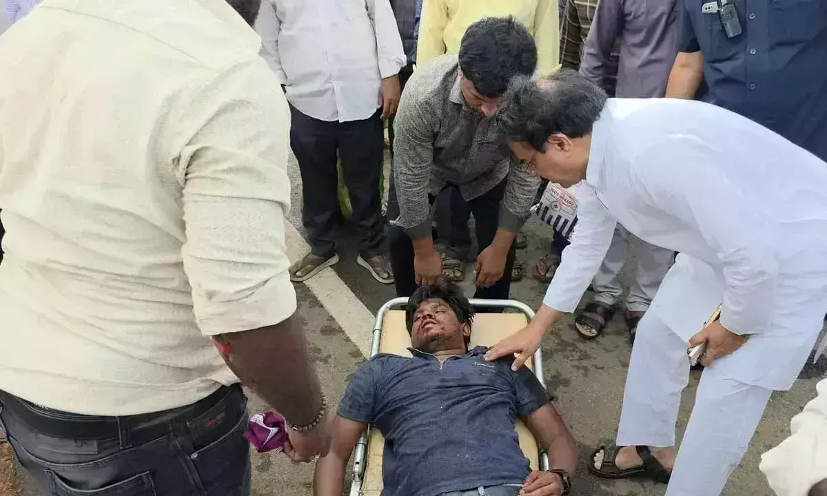 Andhra: मंत्री नादेंदला ने दुर्घटना पीड़ितों की मदद की Andhra: मंत्री नादेंदला ने दुर्घटना पीड़ितों की मदद की
