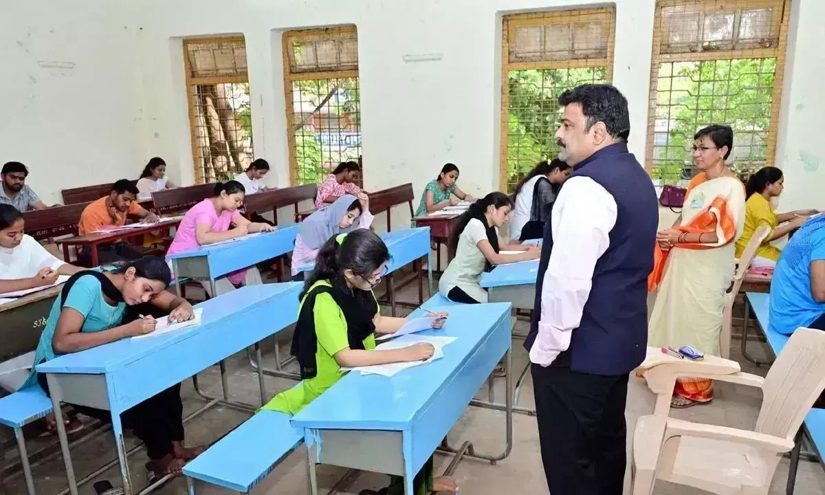 Kurnool में नीट परीक्षा सुचारू रूप से आयोजित हुई Kurnool में नीट परीक्षा सुचारू रूप से आयोजित हुई