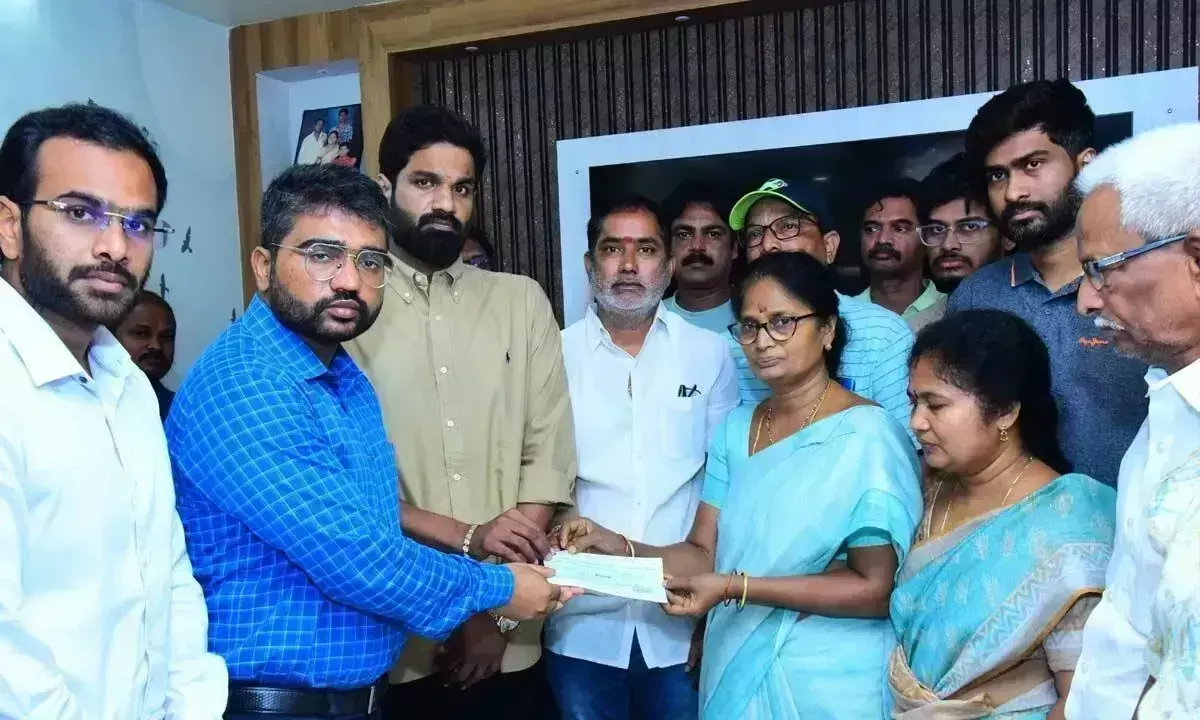 Andhra: तीन पीड़ितों के परिवारों को अनुग्रह राशि के चेक दिए गए
