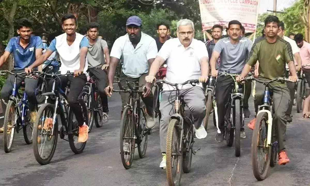 Andhra: स्वास्थ्य और फिटनेस को बढ़ावा देने के लिए साइकिल रैली Andhra: स्वास्थ्य और फिटनेस को बढ़ावा देने के लिए साइकिल रैली
