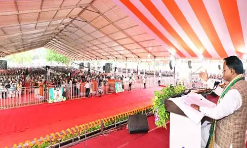मुख्यमंत्री माझी ने क्योंझर में 1,155 करोड़ रुपये की परियोजनाओं से धरणीधर नायक को किया सम्मानित मुख्यमंत्री माझी ने क्योंझर में 1,155 करोड़ रुपये की परियोजनाओं से धरणीधर नायक को किया सम्मानित