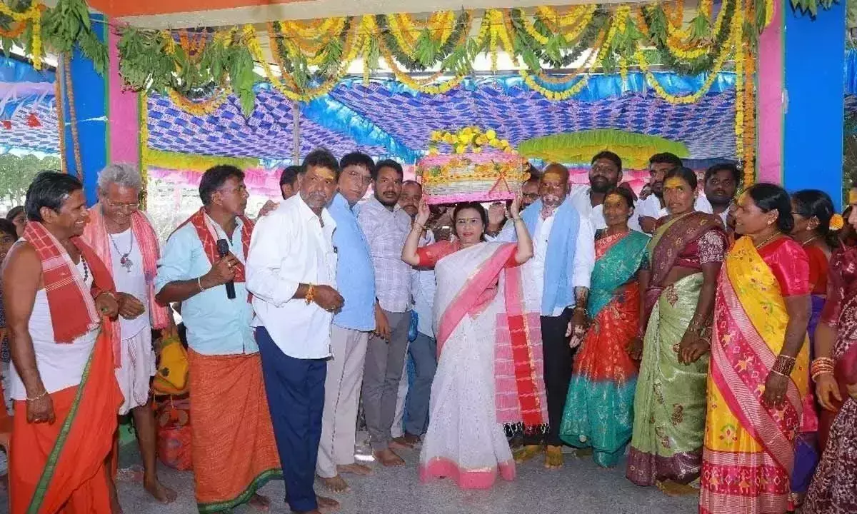 Telangana: झांसी रेड्डी ने दो ग्राम देवताओं को भेंट किया बोनम Telangana: झांसी रेड्डी ने दो ग्राम देवताओं को भेंट किया बोनम