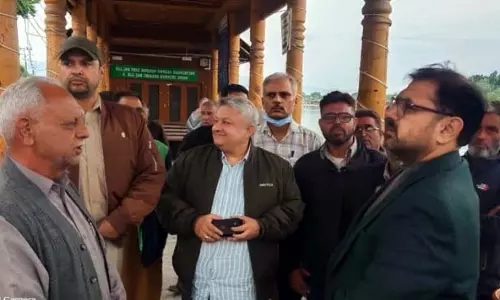 Jammu: सतीश शर्मा ने शिकारा मालिकों से मुलाकात की, उनकी समस्याओं का आकलन किया