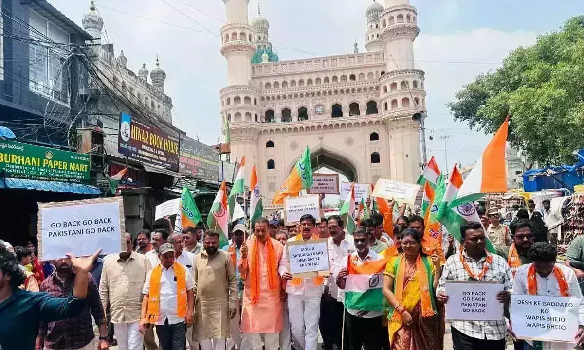 BJP नेताओं ने चारमीनार पर किया प्रदर्शन, अवैध पाकिस्तानियों और बांग्लादेशियों को वापस भेजने की मांग