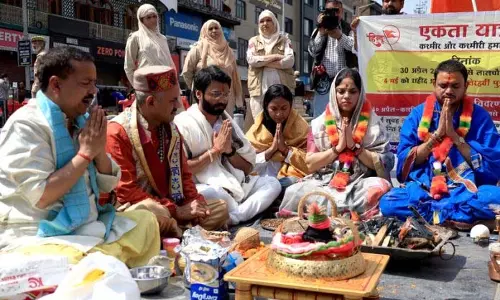 Pahalgam हमले के पीड़ितों की याद में लाल चौक पर हवन Pahalgam हमले के पीड़ितों की याद में लाल चौक पर हवन