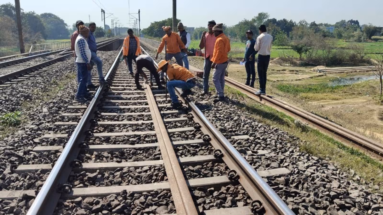 Bareilly: रेल की पटरी पर रील देखते समय दो छात्रों की जान गई, परिजनों में शोक Bareilly: रेल की पटरी पर रील देखते समय दो छात्रों की जान गई, परिजनों में शोक