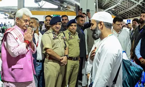 हज यात्रियों का पहला जत्था Srinagar से रवाना हुआ हज यात्रियों का पहला जत्था Srinagar से रवाना हुआ