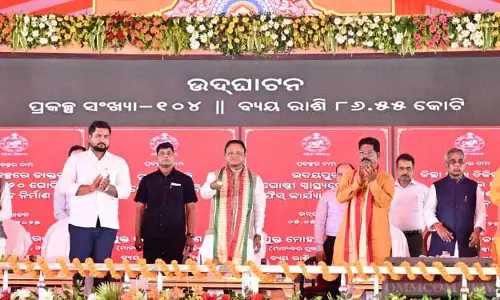 CM Majhi ने क्योंझर में 1,155 करोड़ रुपये की परियोजनाओं के साथ धरणीधर नायक को सम्मानित किया