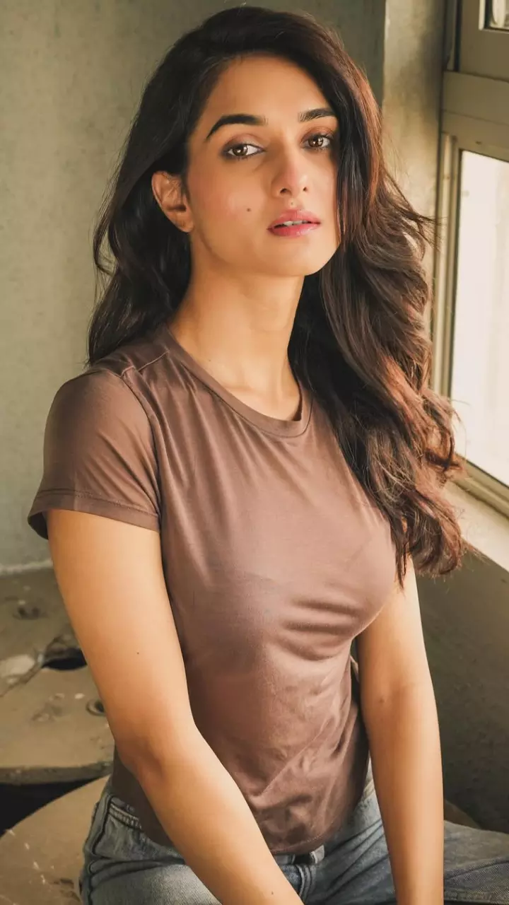Kritika Singh का लुक वायरल