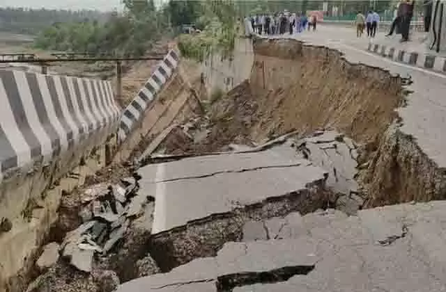 Jammu Kashmir:बड़ा हादसा, सड़क पर आवाजायी पूरी तरह से बंद Jammu Kashmir:बड़ा हादसा, सड़क पर आवाजायी पूरी तरह से बंद