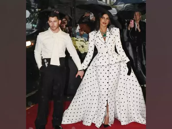 Priyanka Chopra ने मेट गाला 2025 में हॉलीवुड का पुराना ग्लैमर दिखाया Priyanka Chopra ने मेट गाला 2025 में हॉलीवुड का पुराना ग्लैमर दिखाया